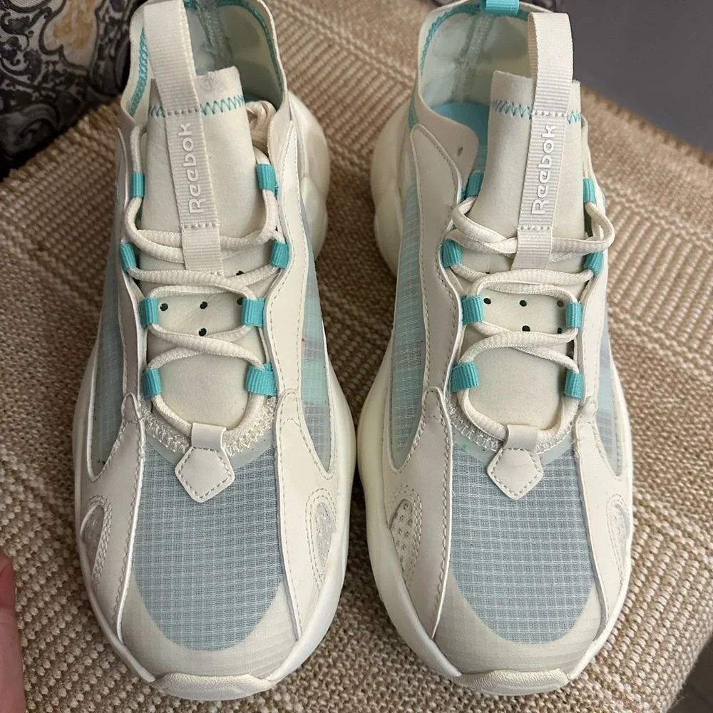 Women’s Reebok shoes - Picture 3 of 3